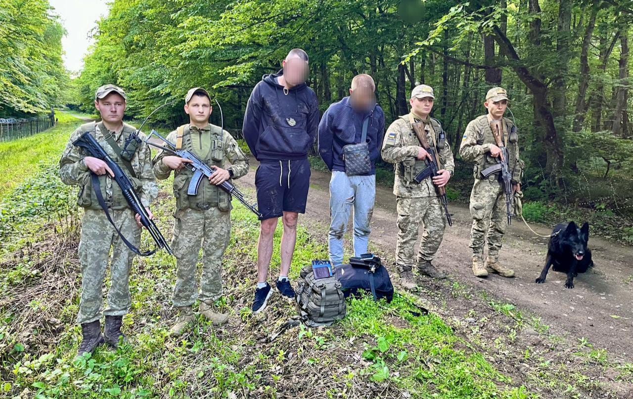 Малюнок до статті На Закарпатье раздались выстрелы: отряд с собакой задержал двух мужчин (ФОТО)%