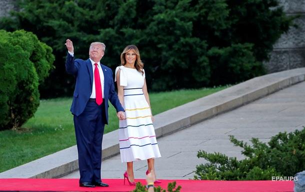 Дружина американського президента прийшла на святковий парад на честь Дня незалежності США в білій обтислій сукні, під якою явною очевидністю була відсутність нижньої білизни.

