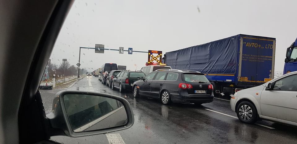 "Черзі не видно кінця": сотні автівок стоять на кордоні в Словаччині (ФОТО)