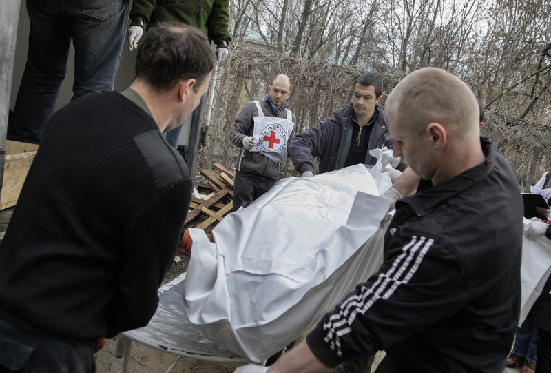 Передача тіл військових українській стороні здійснюється біля Донецького моргу.