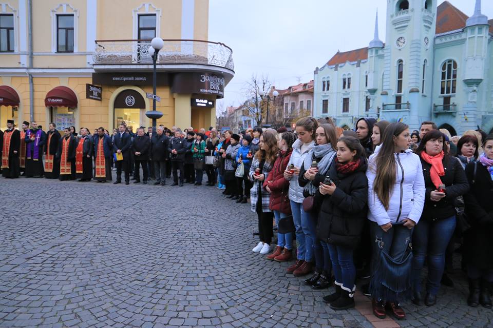 Сьогодні, 24 листопада 2018 року, у місті Мукачеві відбувся загальноміський мітинг-реквієм та спільний молебень поважного духовенства з нагоди вшанування пам`яті жертв голодоморів.