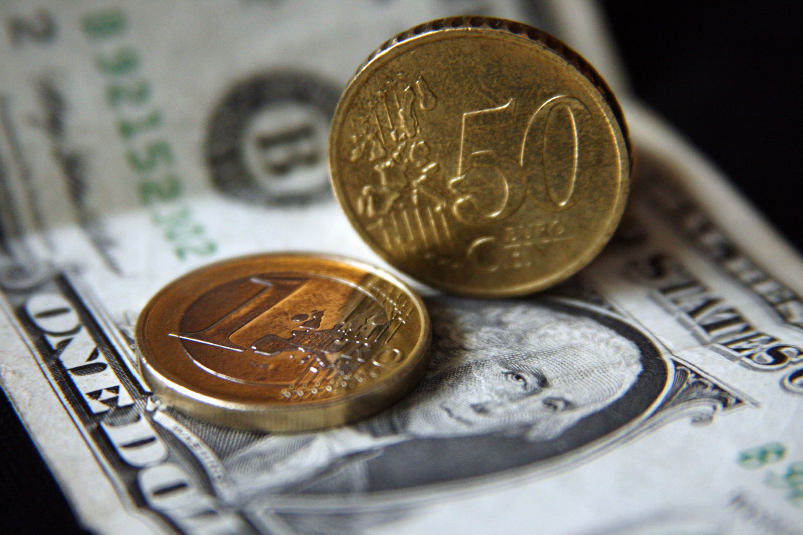 Курс долара на міжбанку сьогодні виріс на 12-27 копійок, курс євро набрав 2-21 копійку. 
