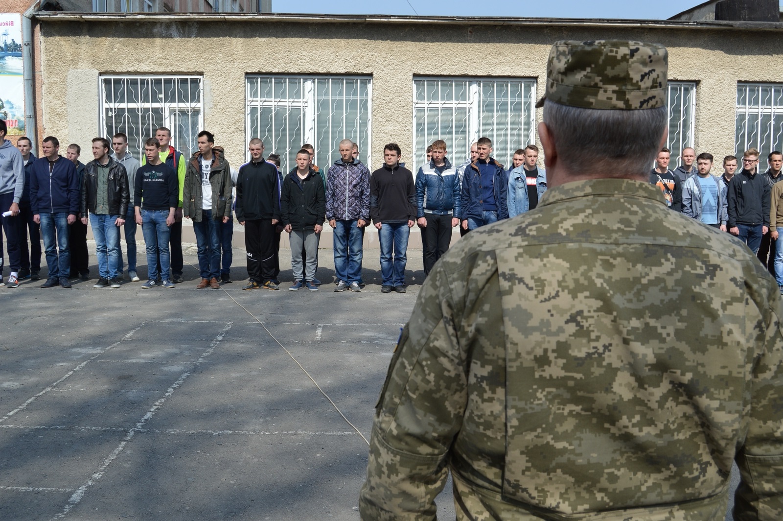 Українські чоловіки, які перебувають на військовому обліку, з 18 травня до 18 липня 2024 року повинні самостійно з’явитися до територіальних центрів комплектування (ТЦК) задля уточнення своїх облікових даних.