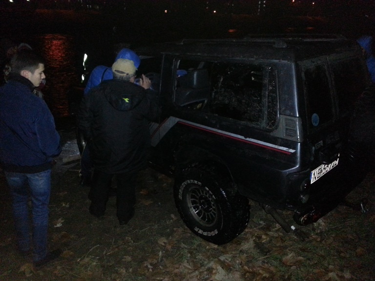 Як повідомляє кореспондент Голосу Карпат з місця події, працівники У ДСНС протягом чотирьох годин витягували автомобіль з води.