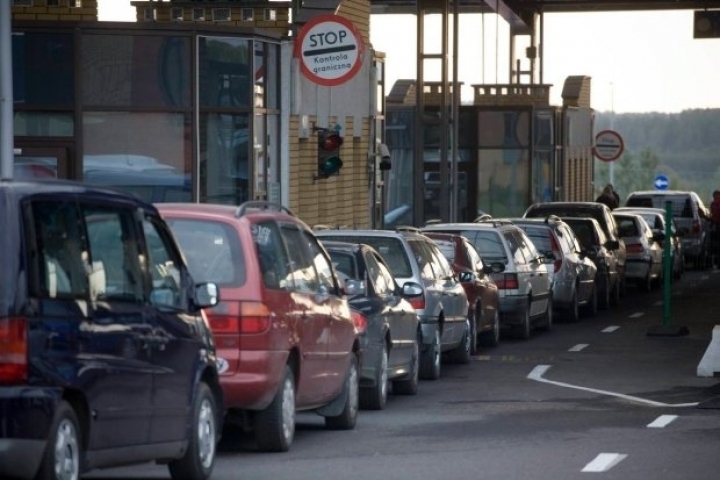 На дев’яту годину ранку черга на українсько-угорському кордоні нараховувала сім десятків автомобілів.