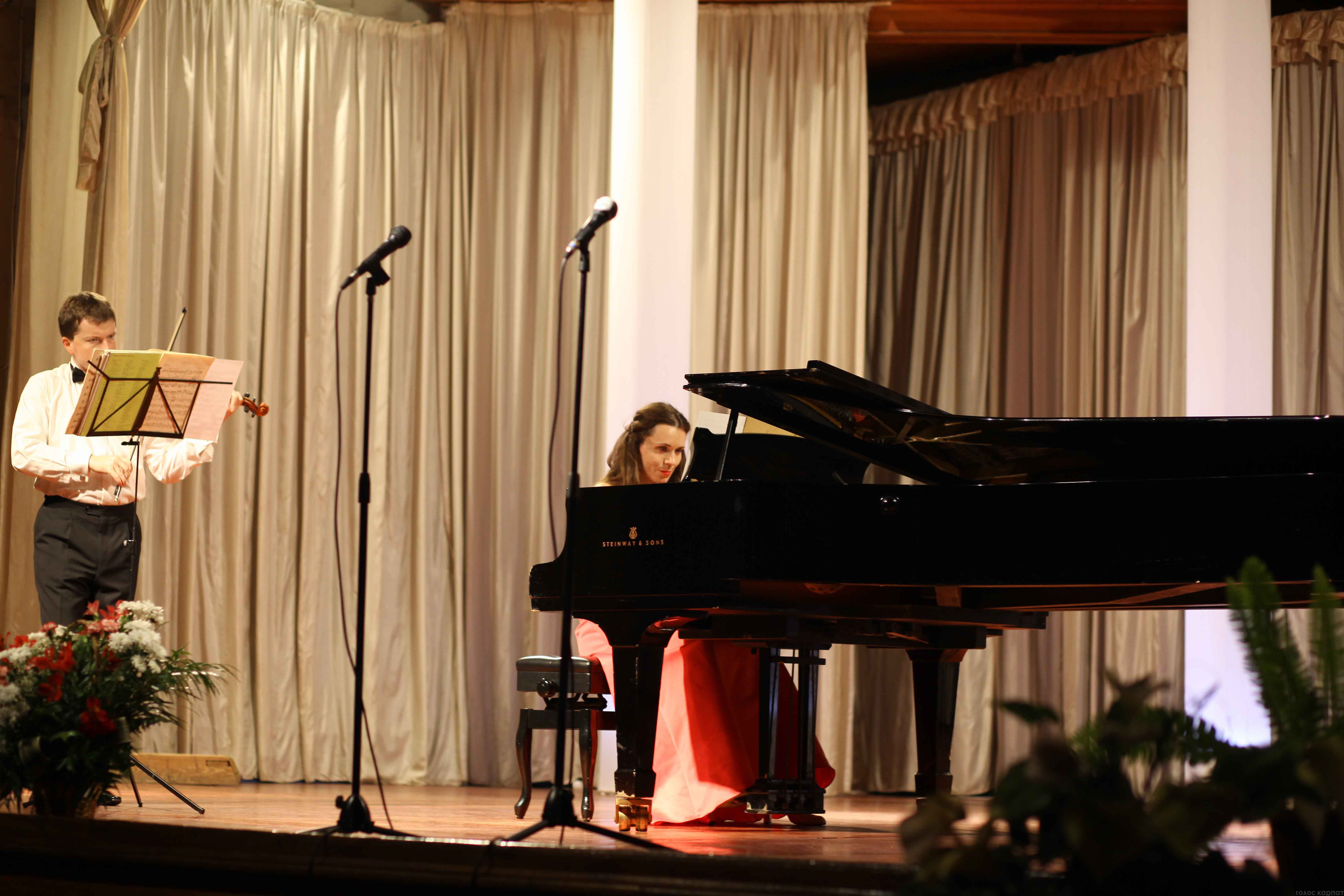 Сьогодні в Ужгороді виступив Чехословацький камерний дует у складі Павела Бурдих та Зузани Берешової. 