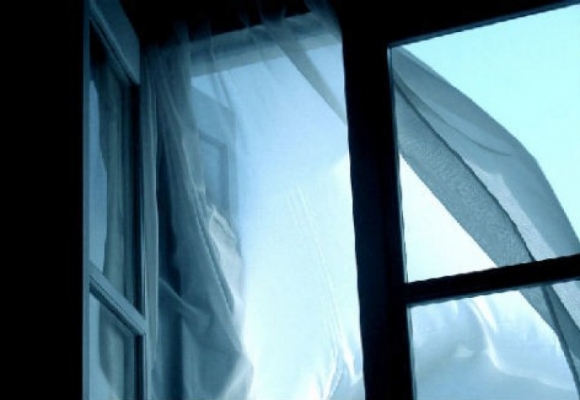 Зранку у Мукачеві із вікна 8-го поверху вистрибнула жінка.