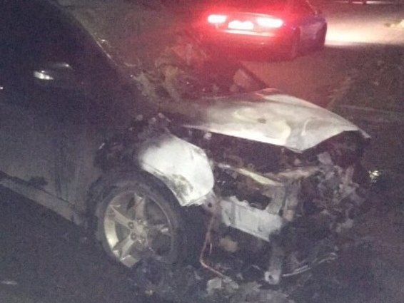 Сьогодні близько пів третьої години ночі в м.Мукачеві у дворі будинку загорівся автомобіль «Mitsubishi Grandis». Поліція розпочала за даним фактом кримінальне провадження .