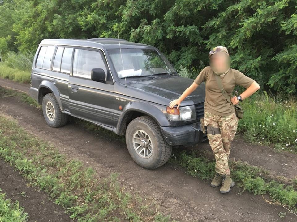 Волонтерська група Вільні Люди передала для українських військових автомобіль в зону бойових дій.