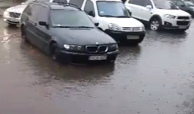 Через зливу вулиці Виноградова опинилися у воді / ВІДЕО