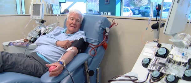 Чоловік їздить здавати кров у лікарню, розташовану за 160 км від його будинку, кожні два тижні. Він став донором 34 роки тому.
