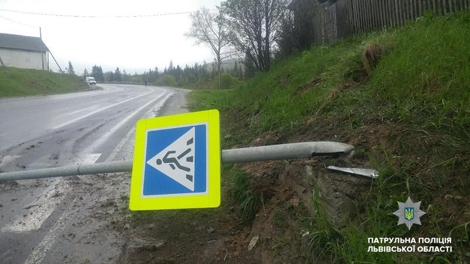 Як інформує прес-служба Патрульної поліції Львівської області, патрульні знайшли втікача, який збив знак на автодорозі Київ-Чоп.
