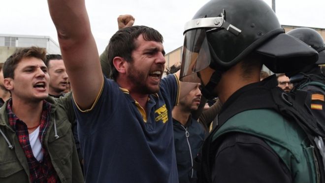 Каталонський референдум почався сутичками з поліцією