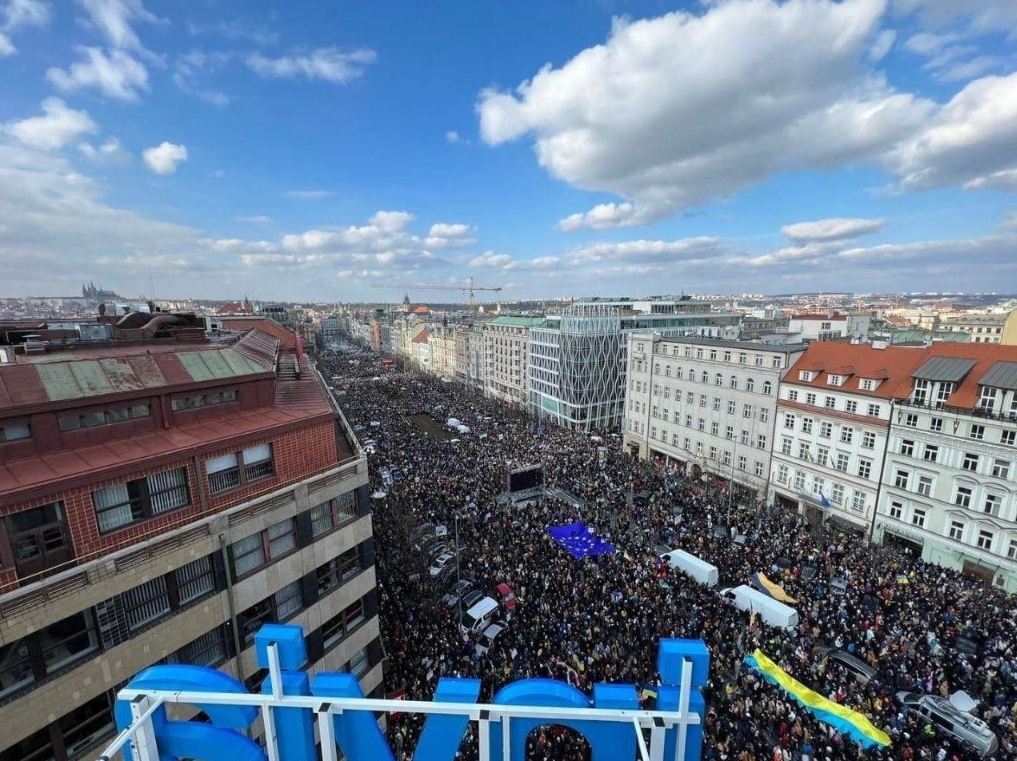 Люди прийшли з жовто-синіми стягами України та прапорами Євросоюзу.