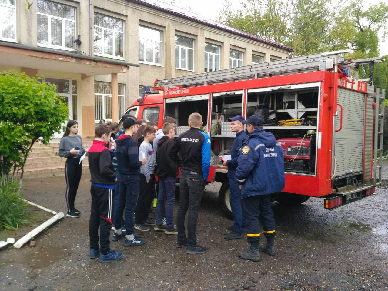 6 квітня рятувальники провели День цивільного захисту на території Холмківської загальноосвітньої школи І-ІІІ ступенів, що в Ужгородському районі.