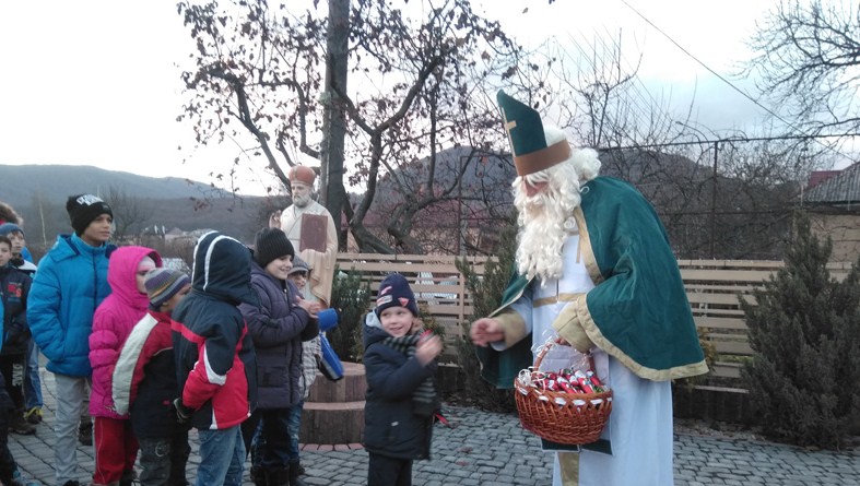 У райцентрі Турянщини сьогодні ввечері, 5 грудня, Святий Миколай роздав дітлахам перші подарунки.