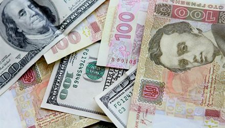 Курс гривні на готівковому ринку валют 23 серпня дещо знизився – як щодо євро, так і щодо долара США.

