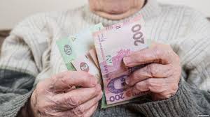 З 1 грудня тим пенсіонерам, які зараз отримують максимальні суми підвищать виплати на 740 гривень, а найбідніші українці на заслуженому відпочинку отримають надбавку на 74 гривні.