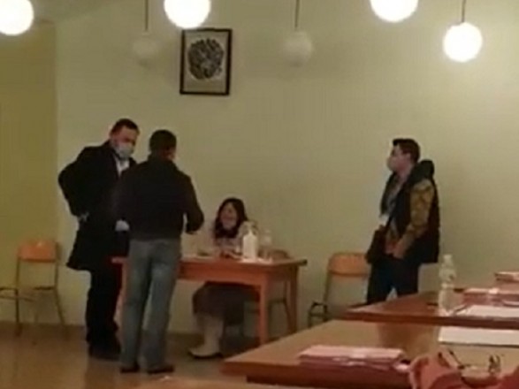 В Ужгороде глава Закарпатской областной государственной администрации Алексей Петров хотел попасть на избирательный участок No 210748 с помощью приложения «Действие».