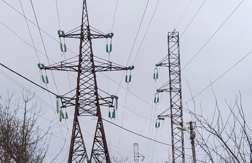 На ранок 21 лютого зафіксовані аварійні вимкнення електроенергії на 125 підстанціях Прикарпаття.