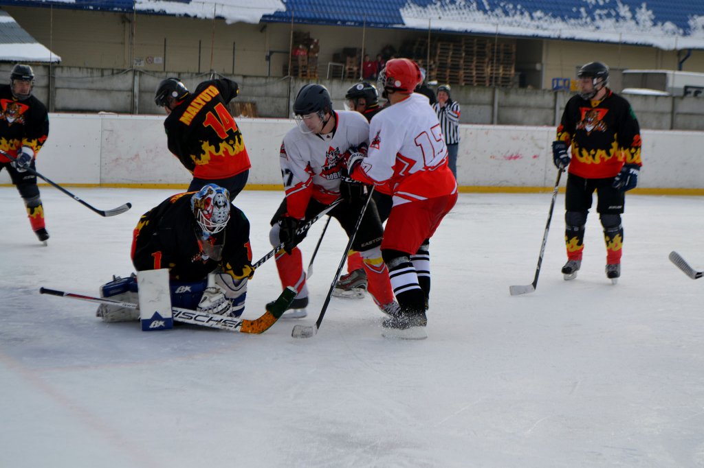 Учора, 15 січня, в Ужгороді пройшла чергова гра чемпіонату Закарпаття по хокею між командами 