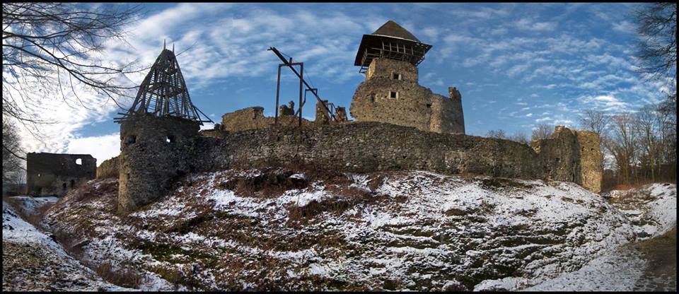 Черговий акт вандалізму на Невицькому замку повідомили в мережі Фейсбук.
