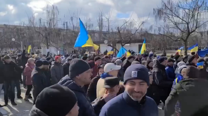 Во временно оккупированной Новой Каховке в Херсонской области украинцы проводят многотысячный митинг.
