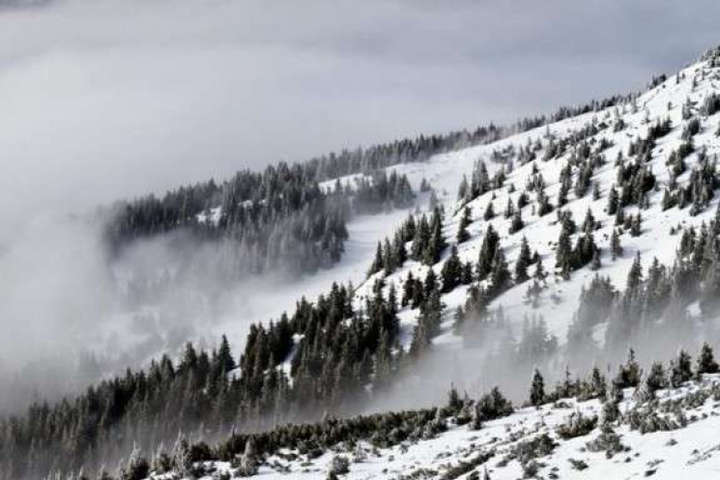 В горах сохраняется угроза схода снежных лавин.