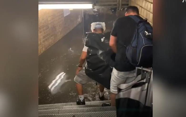 Шторм Эльза, который пронесся по штатам Флорида, Джорджия, Южная Каролина, вызвал наводнение в Нью-Йорке, городское метро было затоплено.