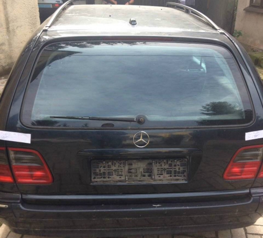 Закарпатській поліції вдалося викрити організовану злочинну групу, яка відібрала в іноземця автомобіль, а також залякувала.
