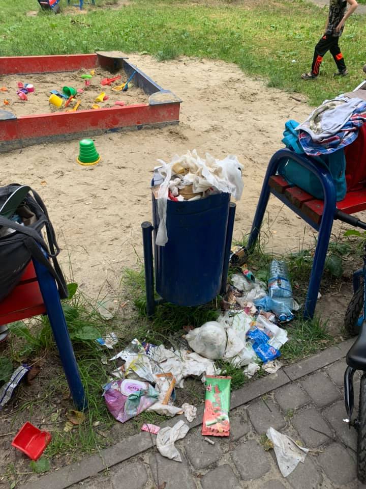 Местные жители возмущены тем, что мусор не вывозились больше недели.