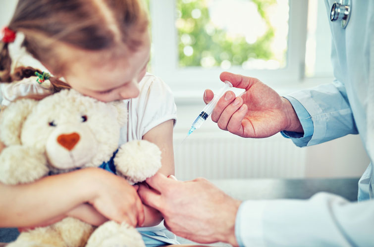 Невакциновані діти, за винятком тих, які мають медичні протипоказання до вакцинації, не зможуть відвідувати дитячі садки та школи з іншими учнями. 

