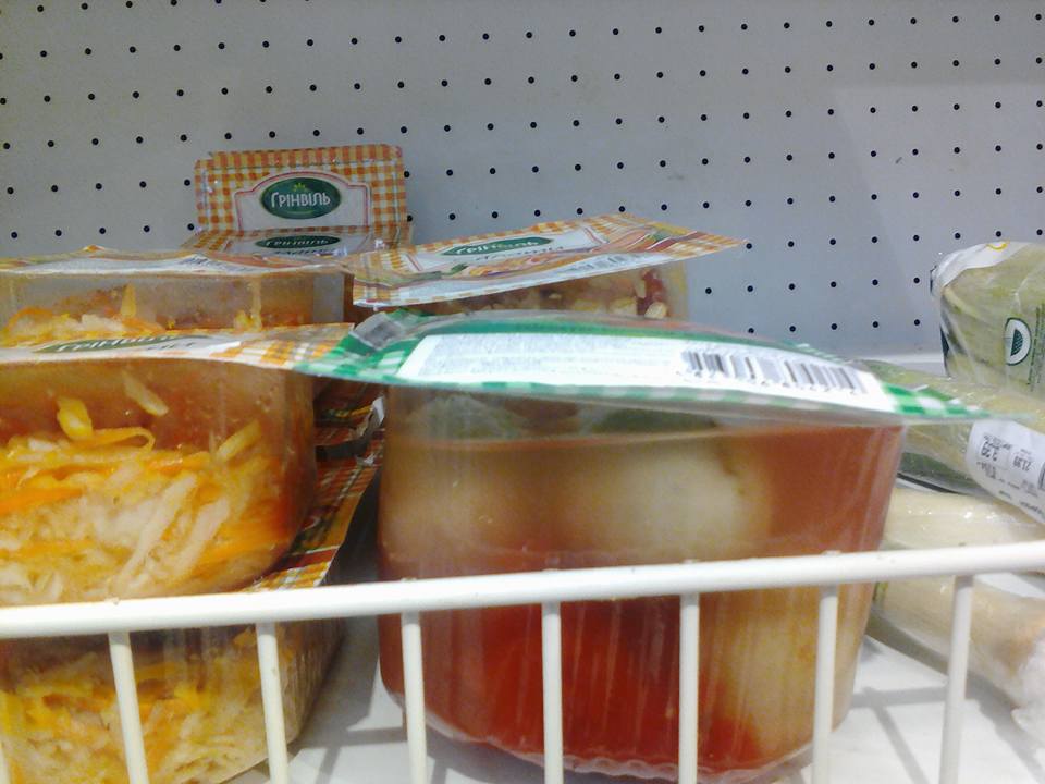 В ужгородском супермаркете обнаружили просроченные продукты.