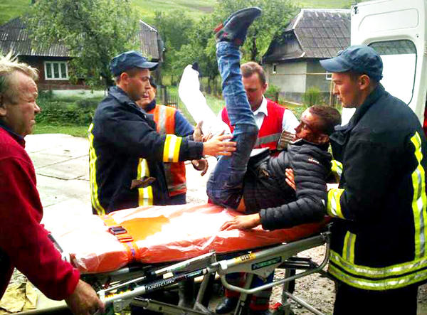 Сьогодні близько 9-ї години ранку рятувальники отримали повідомлення від поліції, що біля села Скотарське Воловецького району з потягу, який рухався, випав 19-річний юнак.


