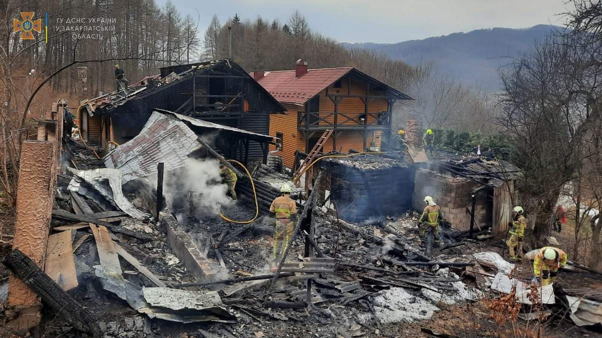 На Рахівщині в смт Кобилецька Поляна вогонь охопив дерев’яний житловий будинок.

