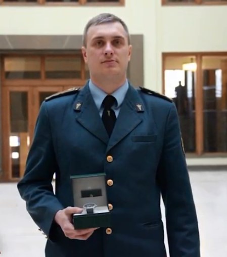 Часы от Президента получил Олег Моисеев – закарпатский инспектор таможенной службы, который в ноябре прошлого года помешал перемещению 374 кг героина в соседнюю Венгрию через таможенный пост «Ужгород».