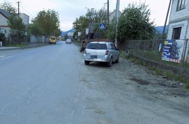 В селе Велятино Хустского района водитель легкового автомобиля управлял 10-летним мальчиком, который ехал на велосипеде. Ребенок в ликере.