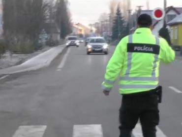 Поліція Словаччини шукала нелегала із Закарпаття як у легковиках, так і в автобусах (ВІДЕО)