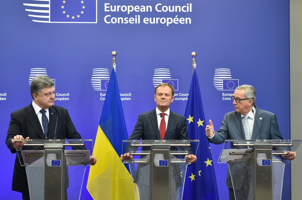 Комісар ЄС з питань політики сусідства і розширення Йоганнес Ган заявив, що стежить за розвитком подій в Україні, і закликав усі сторони дотримуватися мінських угод.