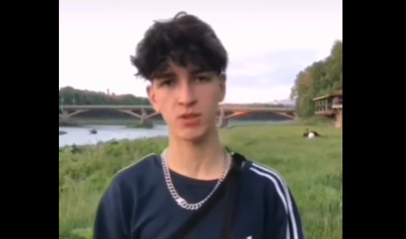 В Ужгороді підліток просив вибачення за відео на якому його друг нищив міське майно.