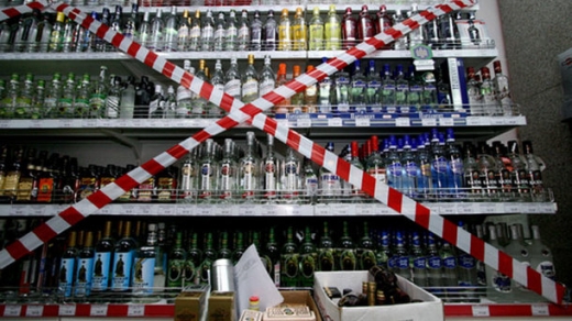Кабінет міністрів України підвищив мінімальні оптово-відпускні і роздрібні ціни на алкогольні напої. Відповідну постанову уряд ухвалив сьогодні, 5 вересня, яка набуде чинності через 10 днів після її опублікування.
