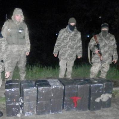 На українсько-румунському кордоні прикордонники затримали чоловіка в гідрокостюмі та контрабандні сигарети.

