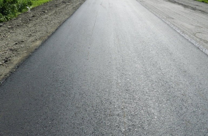 Капітально ремонтують дорожнє покриття у Рахові. 2 кілометри 700 метрів нового асфальту вже проклали в межах міста та села Вільховатий.
