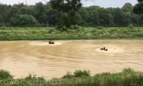 В Ужгороді відчайдухи їздили на квадроциклах в річці (ВІДЕО)