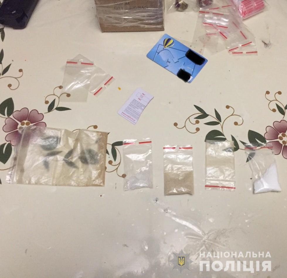 Під час обшуку  будинку мешканця Виноградова поліцейські знайшли наркотичні речовини. За фактом їх зберігання в поліції розпочали слідство, вилучене направили на експертизу.