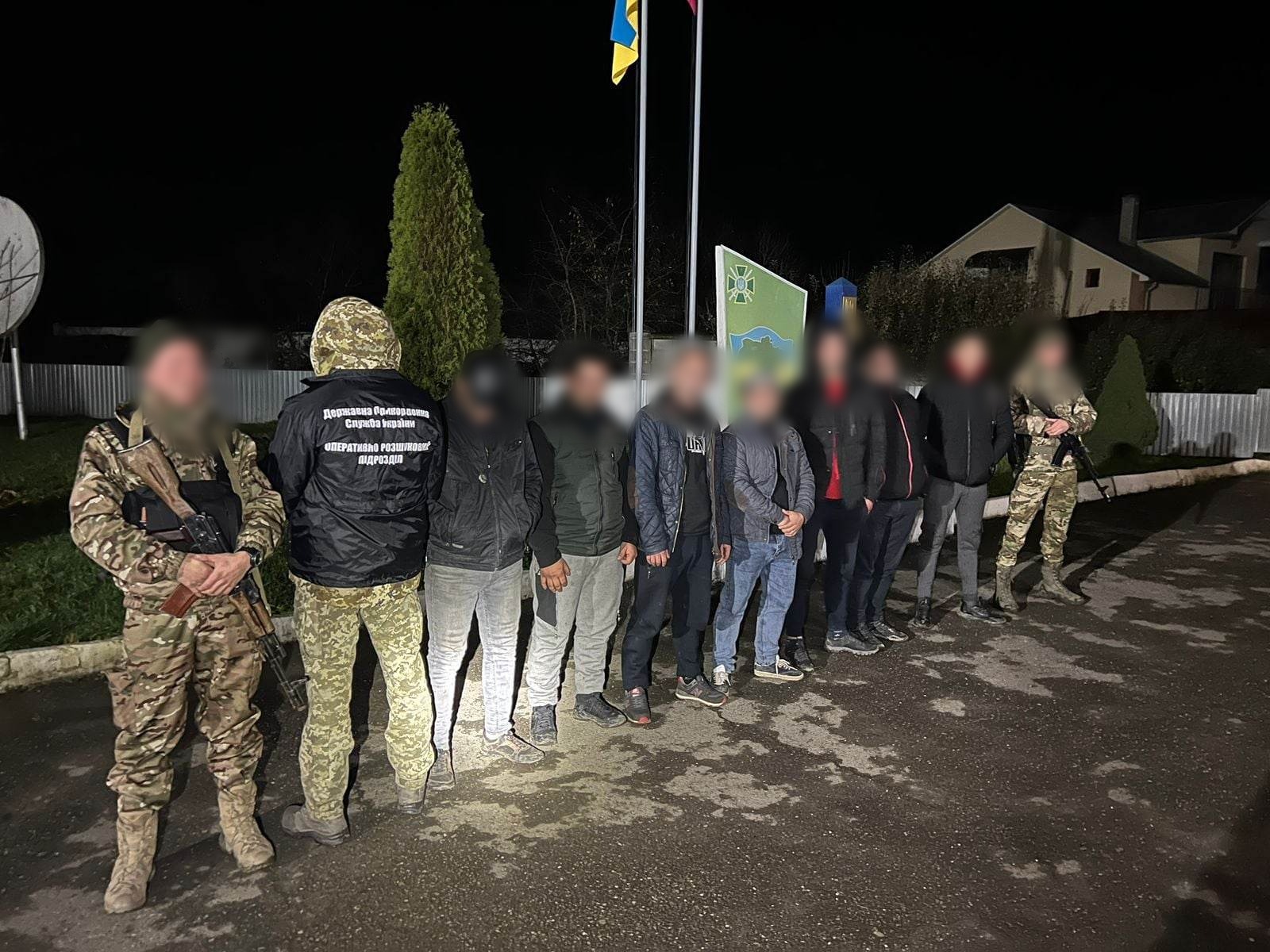 Сімох чоловіків, які планували незаконно перетнути кордон, зупинили прикордонники Мукачівського загону впродовж доби, що минула.