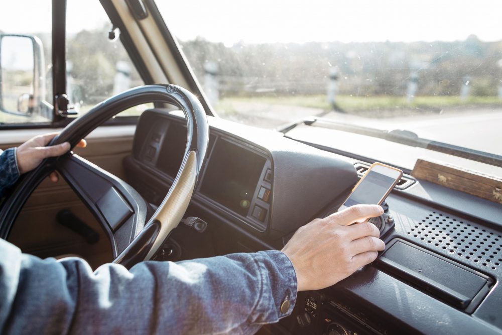 Іноді навіть секунда відволікання на мобільний телефон під час водіння може призвести до надзвичайної ситуації або аварії.