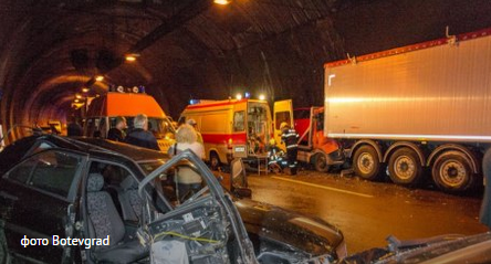 В тоннеле на автомагистрали вблизи столицы Болгарии Софии произошла масштабная ДТП.