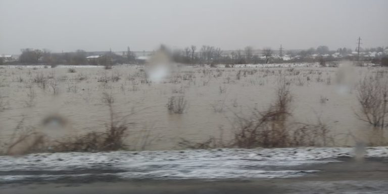 В Закарпатье высокий уровень воды в реках, существует угроза затопления.