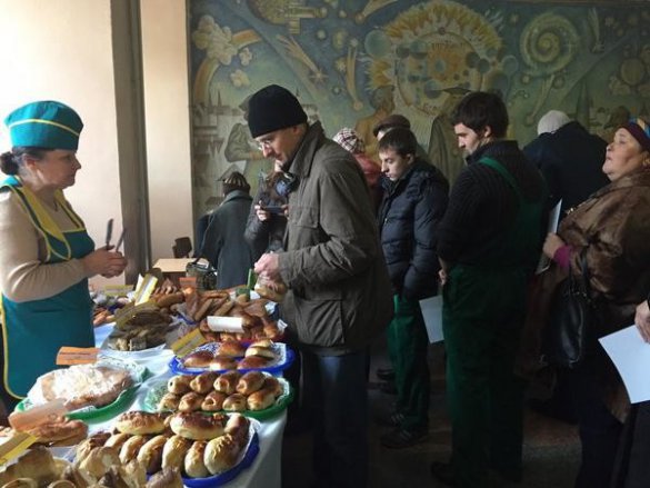 На Донбасі під час "виборів" роздають пиріжки та дешеві овочі (ВІДЕО)